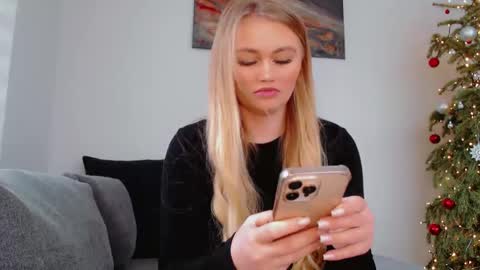 Snapshot of melani_a chatting on January 14, 2026, 12:44 pm Melania online show from January 14, 2026, 12:44 pm