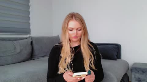 Snapshot of melani_a chatting on April 8, 2026, 10:26 am Melania online show from April 8, 2026, 10:26 am