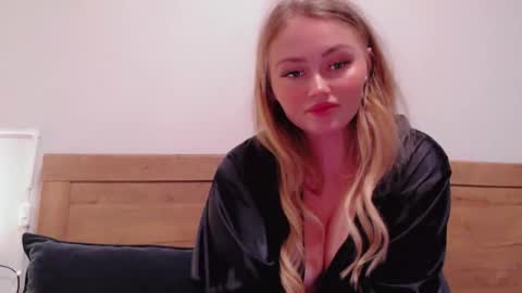 Snapshot of melani_a chatting on April 9, 2026, 5:40 pm Melania online show from April 9, 2026, 5:40 pm