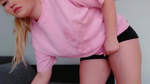 Snapshot of melani_a chatting on April 10, 2026, 11:48 am Melania online show from April 10, 2026, 11:48 am
