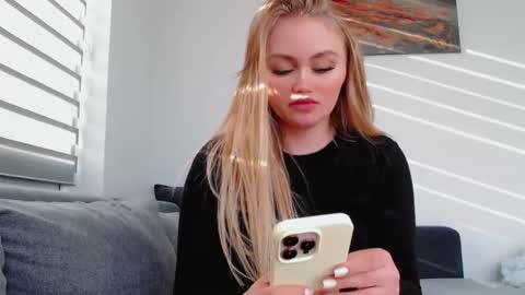 Snapshot of melani_a chatting on April 12, 2026, 3:06 pm Melania online show from April 12, 2026, 3:06 pm