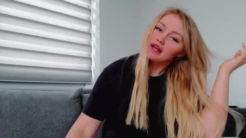 Snapshot of melani_a chatting on April 17, 2026, 12:19 pm Melania online show from April 17, 2026, 12:19 pm