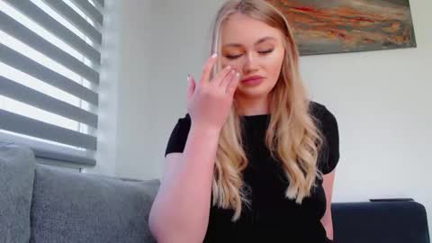 Snapshot of melani_a chatting on May 8, 2026, 10:31 am Melania online show from May 8, 2026, 10:31 am