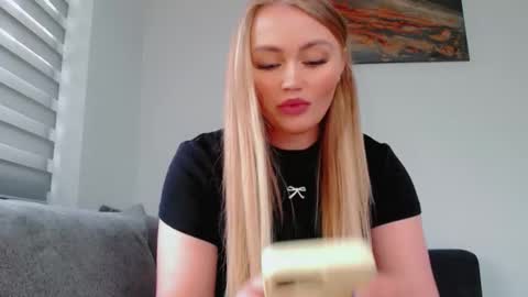 Snapshot of melani_a chatting on May 9, 2026, 11:37 am Melania online show from May 9, 2026, 11:37 am