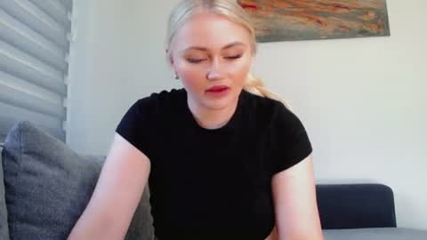 Snapshot of melani_a chatting on June 25, 2026, 11:04 am Melania online show from June 25, 2026, 11:04 am