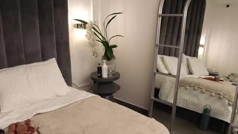 Melanie Baez online show from March 10, 2025, 6:27 am