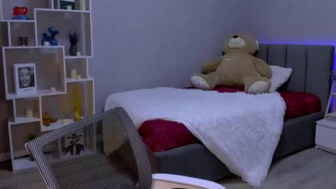 MelanieAlves online show from November 21, 2025, 2:05 pm