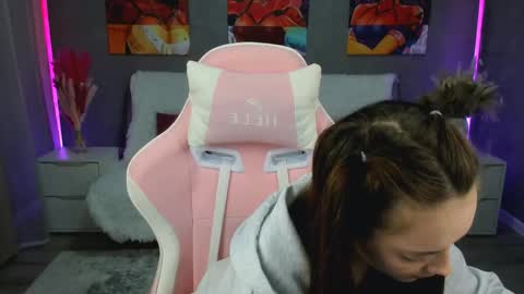 MelanieAlves online show from April 22, 2026, 8:32 pm