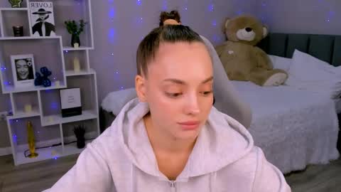 MelanieAlves online show from April 28, 2026, 2:44 pm