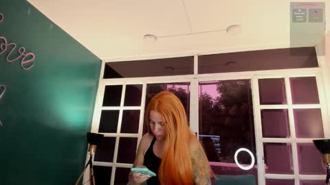 Melanie Roux online show from November 6, 2025, 11:44 am