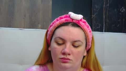 melanniebrown online show from December 16, 2025, 7:02 am