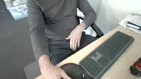 melbguy_075 online show from May 1, 2026, 4:39 am