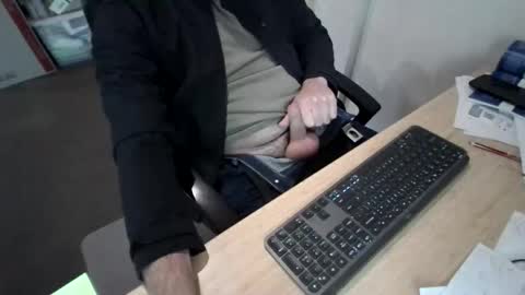 melbguy_075 online show from May 27, 2026, 3:36 am