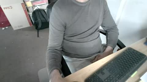 melbguy_075 online show from August 3, 2026, 3:16 am