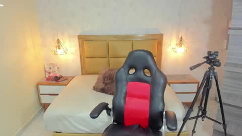    online show from November 20, 2025, 7:35 pm