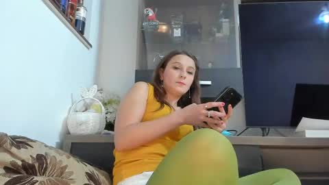 Snapshot of mellbell_ chatting on May 6, 2026, 6:57 pm MellyMell online show from May 6, 2026, 6:57 pm