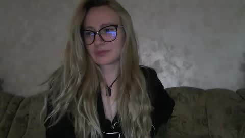 Snapshot of melly_rosey chatting on October 10, 2025, 7:51 am Melly online show from October 10, 2025, 7:51 am