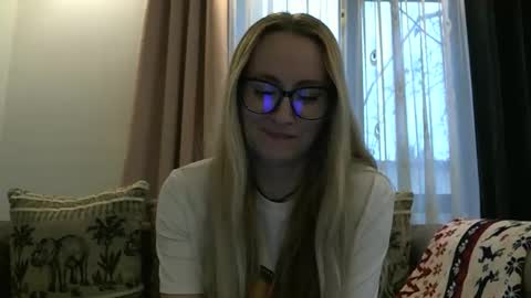 Snapshot of melly_rosey chatting on November 10, 2025, 7:29 am Melly online show from November 10, 2025, 7:29 am