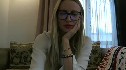 Snapshot of melly_rosey chatting on November 17, 2025, 7:25 am Melly online show from November 17, 2025, 7:25 am