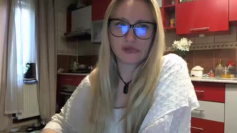Melly online show from April 17, 2026, 5:54 am