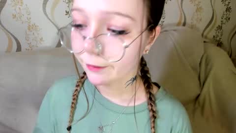 MelMooon online show from December 21, 2025, 8:10 am