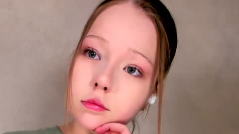 MelMooon online show from June 16, 2026, 8:44 pm