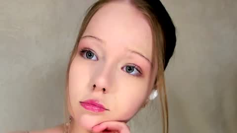 MelMooon online show from June 17, 2026, 8:32 pm