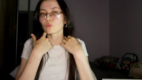 Snapshot of melodeehayden chatting on May 19, 2026, 4:24 pm Nika online show from May 19, 2026, 4:24 pm