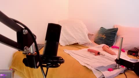  Leslie  online show from February 8, 2025, 3:10 pm