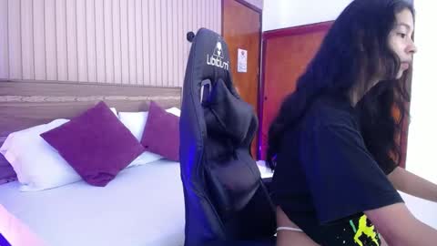 Snapshot of melody_flowers chatting on December 4, 2024, 12:14 pm Melody online show from December 4, 2024, 12:14 pm