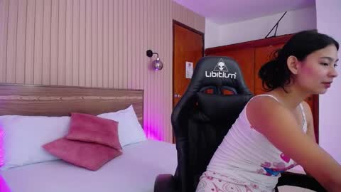 Snapshot of melody_flowers chatting on December 17, 2024, 12:33 pm Melody online show from December 17, 2024, 12:33 pm