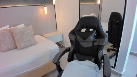 Snapshot of melody_flowers chatting on November 25, 2025, 12:27 pm Melody online show from November 25, 2025, 12:27 pm