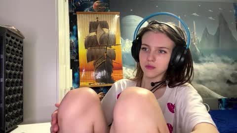 Hi Im Aria 18 years old online show from December 3, 2025, 12:47 pm