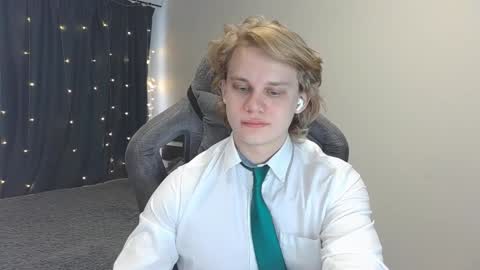 Snapshot of meow_mickey chatting on December 17, 2024, 5:07 am Mickey online show from December 17, 2024, 5:07 am