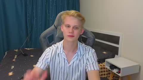 Snapshot of meow_mickey chatting on October 9, 2025, 8:18 pm Mickey online show from October 9, 2025, 8:18 pm