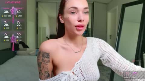 Snapshot of meow_moore chatting on May 9, 2026, 2:06 am Megan online show from May 9, 2026, 2:06 am