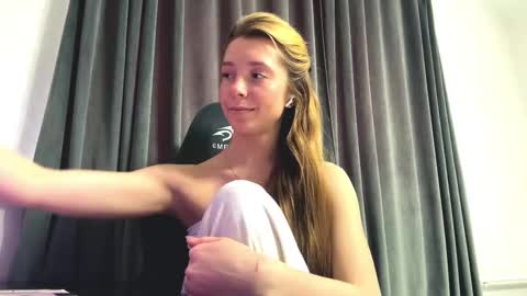 Snapshot of meredithboehmer chatting on December 17, 2025, 8:09 am Mary online show from December 17, 2025, 8:09 am