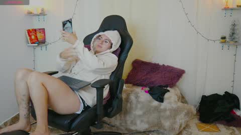 Snapshot of merida_bell18 chatting on December 4, 2024, 6:50 pm Merida Bell online show from December 4, 2024, 6:50 pm