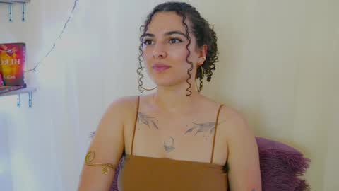 Snapshot of merida_bell18 chatting on December 18, 2024, 2:10 am Merida Bell online show from December 18, 2024, 2:10 am