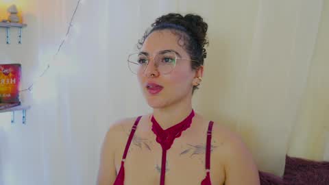 Snapshot of merida_bell18 chatting on December 19, 2024, 2:12 am Merida Bell online show from December 19, 2024, 2:12 am