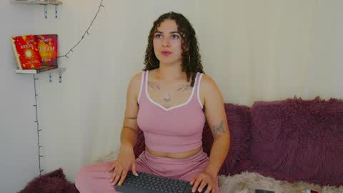 Snapshot of merida_bell18 chatting on January 3, 2025, 11:44 pm Merida Bell online show from January 3, 2025, 11:44 pm