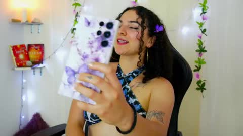 Snapshot of merida_bell18 chatting on February 23, 2025, 1:02 am Merida Bell online show from February 23, 2025, 1:02 am