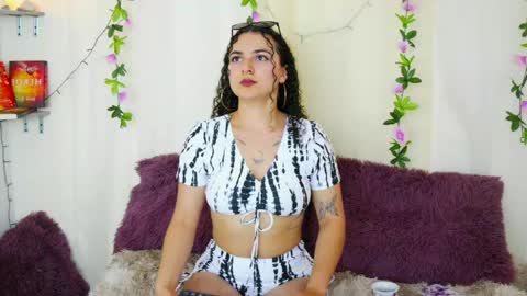 Snapshot of merida_bell18 chatting on February 28, 2025, 11:45 pm Merida Bell online show from February 28, 2025, 11:45 pm