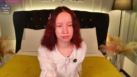 Snapshot of mi_mi_mia chatting on July 7, 2026, 6:23 pm Mia online show from July 7, 2026, 6:23 pm