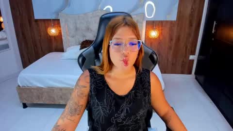Snapshot of mia_18v chatting on June 3, 2026, 8:14 pm Violett online show from June 3, 2026, 8:14 pm