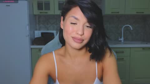 Mia online show from October 1, 2025, 10:05 pm