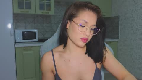 Mia online show from February 9, 2026, 3:27 pm