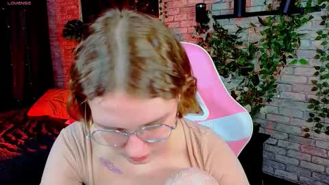 mia__mooore online show from March 9, 2026, 2:10 pm