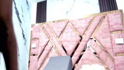 Mia online show from November 12, 2025, 11:54 am