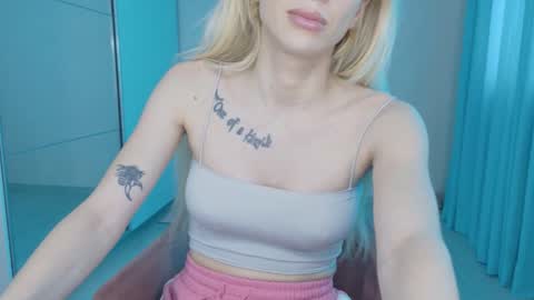 Snapshot of mia_angel chatting on June 10, 2026, 1:32 pm mia_angel online show from June 10, 2026, 1:32 pm